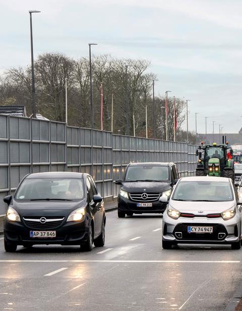 Tæt trafik ad Plantagevej i Ribe, hvor der er opsat en støjskærm langs den trafikerede vej. 