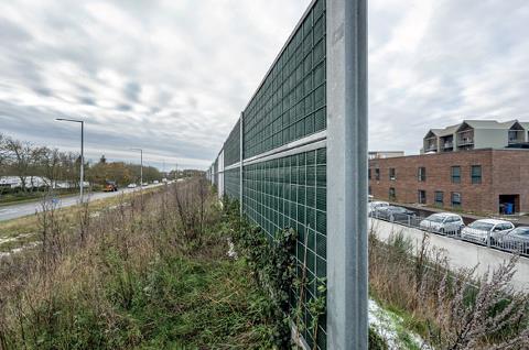 Støjskærm ved Krebsehusene, der ligger op ad Gjesing Ringvej, en trafikeret vej i Esbjerg. 