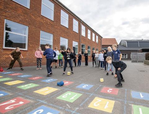 Folkeskoleelever leger i skolegården 