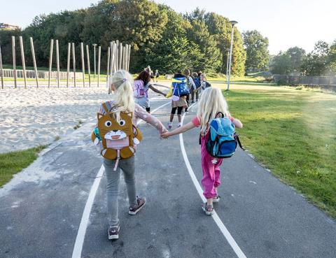 Skolebørn går hånd i hånd 