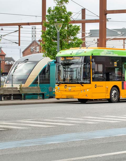 Bus og tog side om side på Busterminalen i Esbjerg.