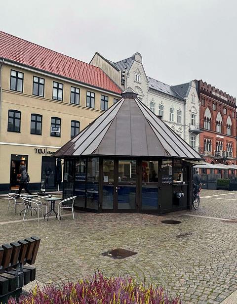 Foto af stadepladsen og bygningens placering på Torvet i Esbjerg