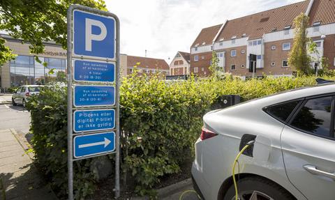 Foto af ladeinfrastruktur til el-biler samt skiltning med restriktioner. Af skiltet fremgår, at man kun må holde på pladsen under opladning samt en tidsbegrænsning på 4 timer i tidsrummet kl. 8-20.   