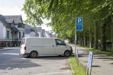 En parkeringstilladelse for håndværkere ophæver tidsbegrænsningen på kommunale p-pladser. Her ses en varebil parkeret i p-bås i Kirkegade. 